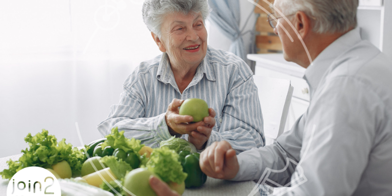 Meneer en mevrouw eten groente voor hun vitamine K